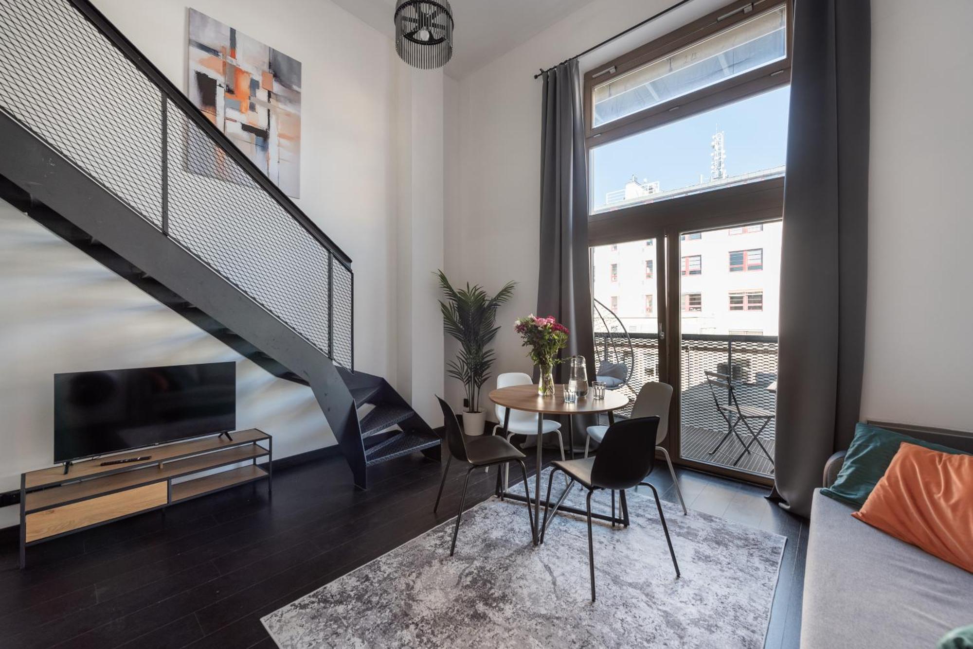 Loft Spacious In Praga